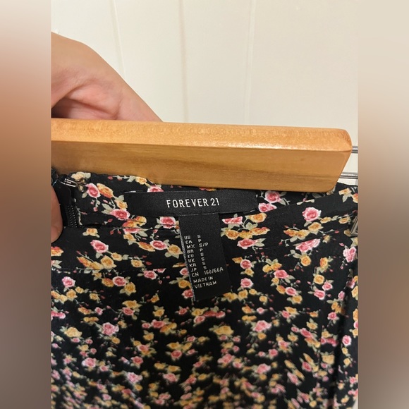 Forever21 black flowered skirt. Size S - Picture 2 of 3